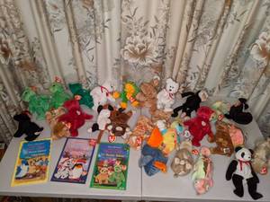 lot 107 image: Beanie Baby Collection w Collector Handbooks