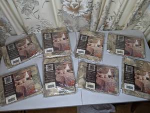 lot 118 image: Floral Valances and Draperies New in Package (8)