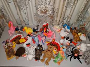 lot 105 image: Beanie Baby Lot w Collectible Mini Britannia