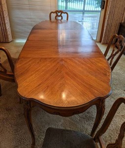 lot 8 image: Stunning Wooden Table w (2) Leaves & (4) Chairs