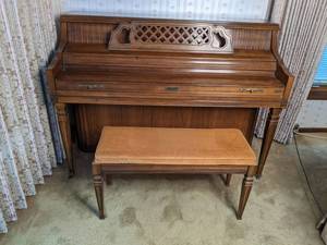 lot 4 image: Artist Console Kimball Piano & Bench Walnut