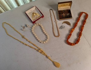 lot 49 image: Mixed Lot of Vintage Jewelry