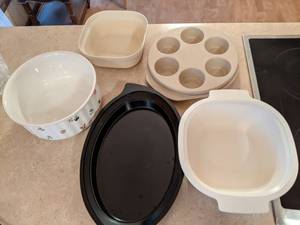 lot 59 image: NordicWear Platter Holder, Villeroy & Boch Souffl Round Casserole Dish, & Misc. Bake wear
