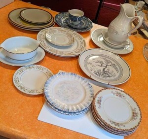 lot 25 image: Mixed Vintage China & Misc. Pieces Coronet Allegro Royal Doulton Diamond China