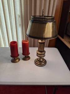 lot 14 image: Beautiful Vintage Brass Lamp & Candle Set