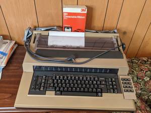 lot 20 image: Antique Olivetti 3M electronic typewriter 200