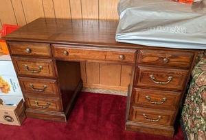 lot 21 image: Beautiful Executive Office Desk