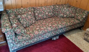 lot 11 image: Stylish Vintage Floral Couch