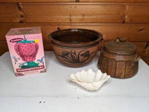 lot 266 image: Adorable Hummingbird Feeder, Pottery, Medium Seashell