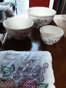 Home Laughlin Bowl Set & Embroidered Table Cloth
