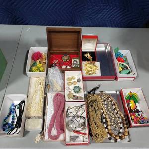 Lot Of vintage Jewelry