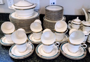 lot 25 image: Mikasa Dish Set