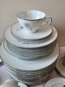 lot 26 image: Partial Noritake Dish Set