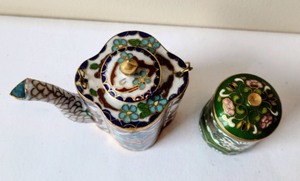 lot 32 image: Cloisonn Trinkets