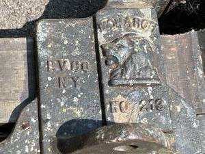 lot 253 image: Vintage Monarch Bench Vise