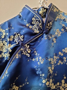 lot 100 image: Vintage Silk Ensembles