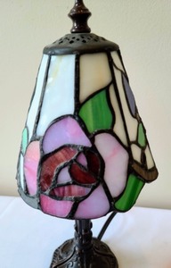 lot 126 image: Small Stained Glass Table Lamp