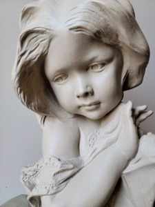 lot 146 image: Vintage Childs Bust