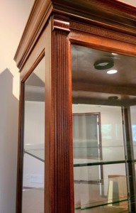 lot 185 image: Beautiful Lighted Display Cabinet