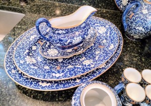 lot 20 image: Beautiful Blue Chinese Dish Set