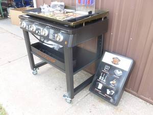 Blackstone 36 LP griddle. New unit. Is missing grille cover. Needs minor assembly & some screws. As shown.