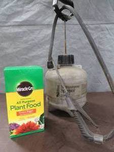 lot 22 image: NEW BOX MIRACLE GROW.  (4LB)  MULTI PURPOSE SPRAYER
