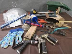 lot 23 image: MISC LOT OF LAWN CARE ITEMS 20 VINTAGE HUDSON SPRAYERS