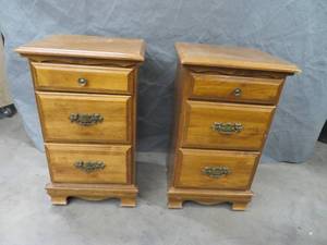lot 52 image: MATCHING PAIR OF NIGHTSTANDS