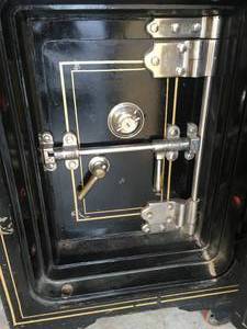 lot 001 image: ANTIQUE DIEBOLD FLOOR MODEL SAFE