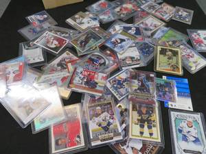 lot 75 image: TRADING CARDS