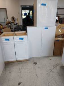 lot 139 image: 7 WHITE KITCHEN CABINETS