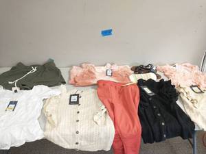 lot 176 image: LOT OF WOMENS  TARGET CLOTHES SIZE LARGE