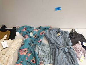 lot 175 image: LOT OF TARGET CLOTHES WOMENS SIZE SMALL