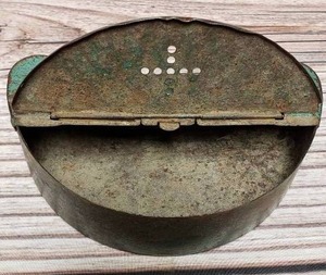 lot 40 image: Antique Bait Box