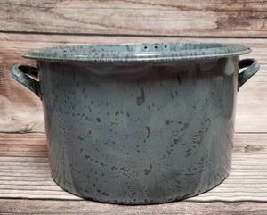 lot 68 image: Vintage Cook Ware
