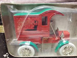 lot 33 image: ERTL Die Cast Collectible Holiday Gift Bank