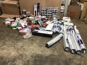 lot 27 image: Mix pallet of small houseware items & plumbing accessaries (see all pictures)