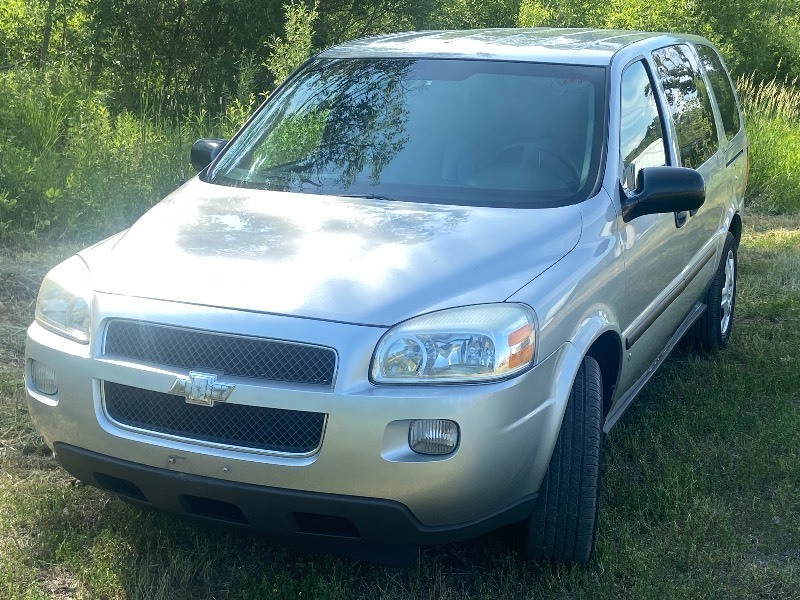 lot 4 image: 2008 Chevrolet Uplander LS