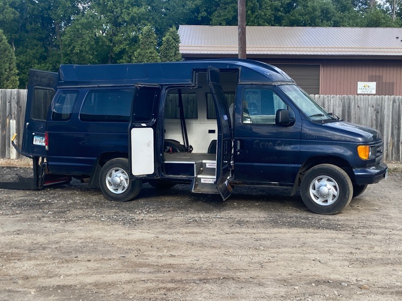 lot 3 image: 2004 Ford Econoline E.350