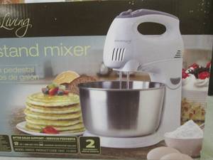 lot 20 image: (BS) 4 Quart Stand Mixer ...
