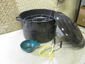 lot 28 image: (BS) Large Canning Pot with Accesso...