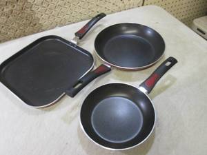 lot 35 image: (RM4) 3pc Non-Stick Pan Set...