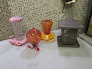 lot 42 image: (RM2) 4 Bird Feeders...