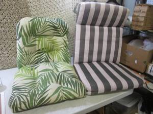 lot 89 image: (EW5) Outdoor Chair Cushions...
