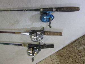 lot 124 image: (RMDR) Lot of 3 Fishing Rod and Ree...