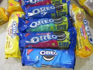 lot 137 image: (B-1) 20 Packs of Assorted Oreo Coo...