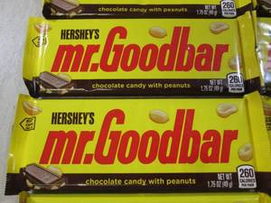 lot 145 image: (B-1) 20 Hersheys Mr Goodbar Candy ...