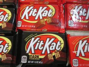 lot 146 image: (B-2) 19 Assorted Kit Kat Candy Bar...