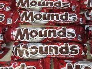 lot 149 image: (B-3) 20 Mounds Candy Bars Past Dat...