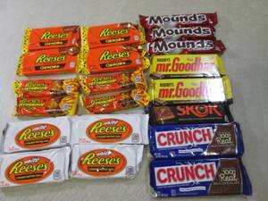 lot 150 image: (B-3) 20 Assorted Candy Bars Past D...